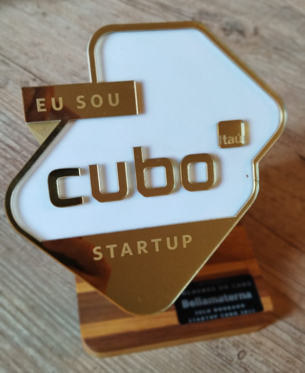Selo Dourado Cubo · Itaú